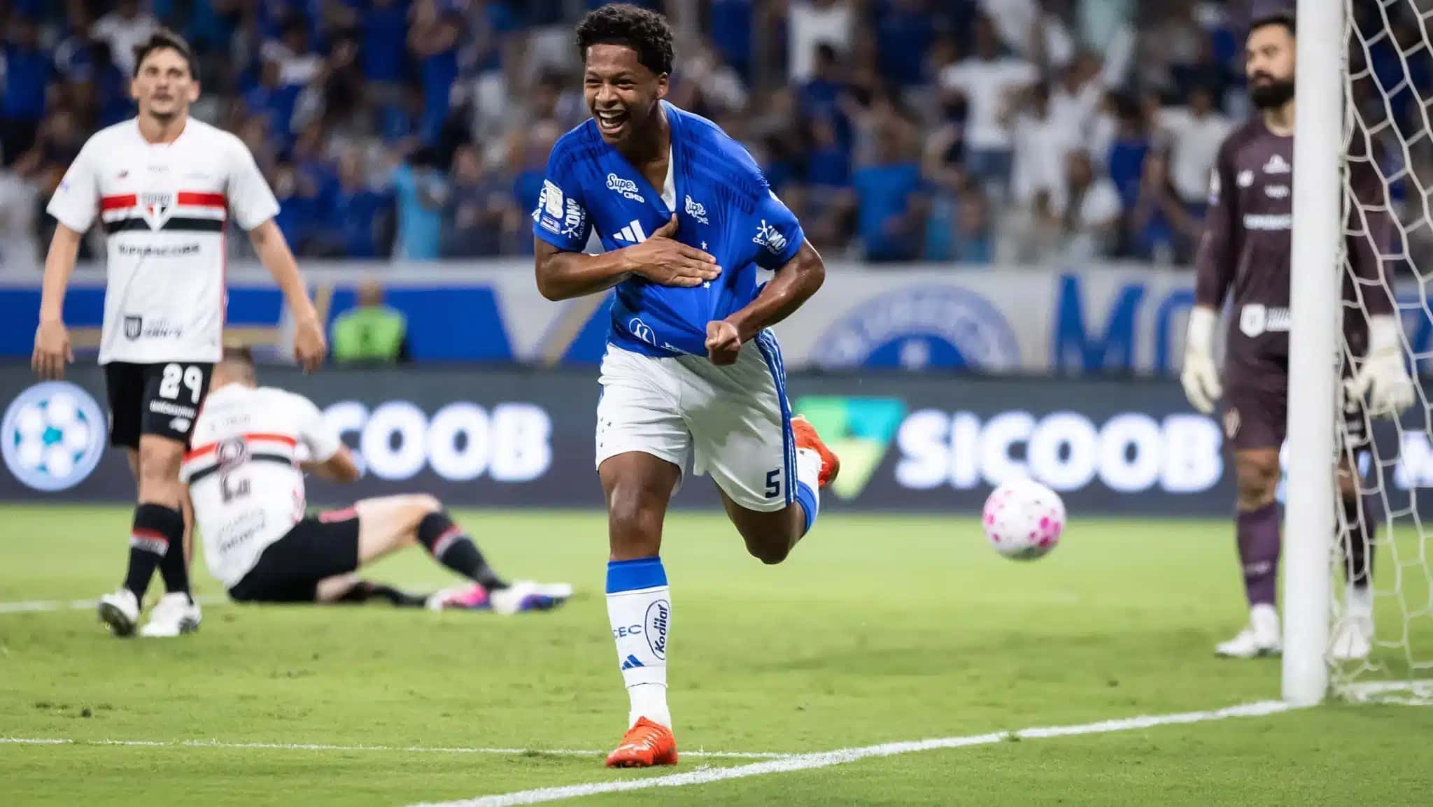Zé Lucas comemora gol do Cruzeiro sobre o São Paulo. Foto: Gustavo Aleixo/Cruzeiro