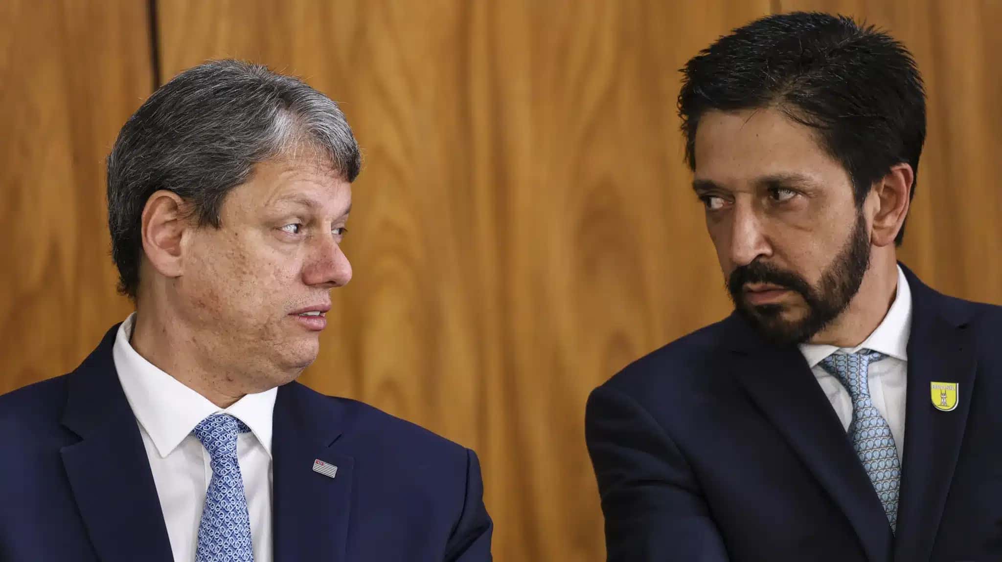 O governador de São Paulo, Tarcísio de Freitas (Republicanos), à esquerda, e o prefeito de São Paulo, Ricardo Nunes (MDB), à direita.