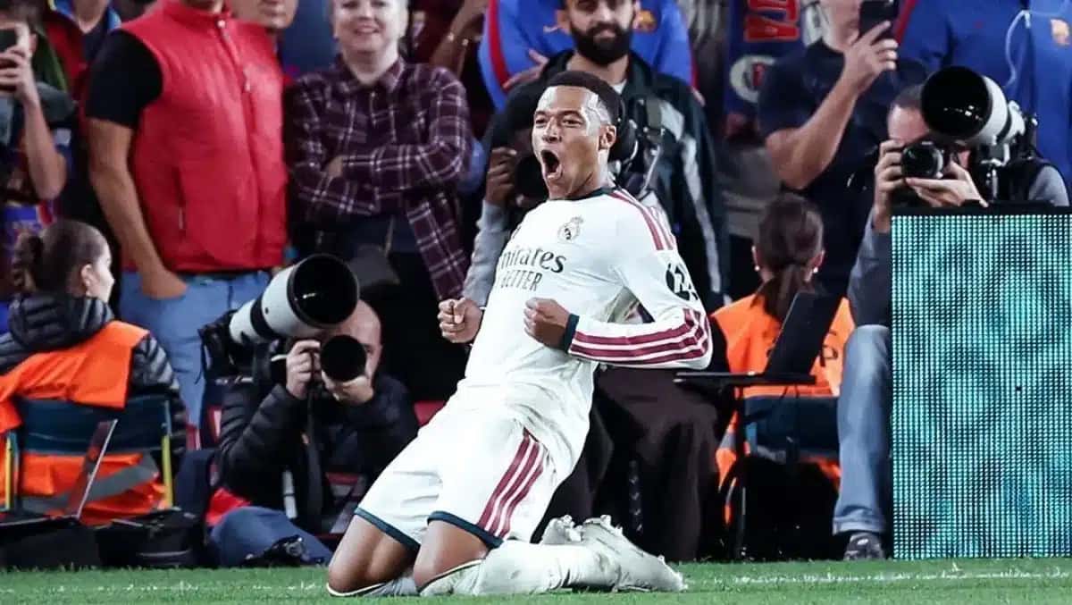 Mbappé comemora gol contra o Barcelona, no Camp Nou.