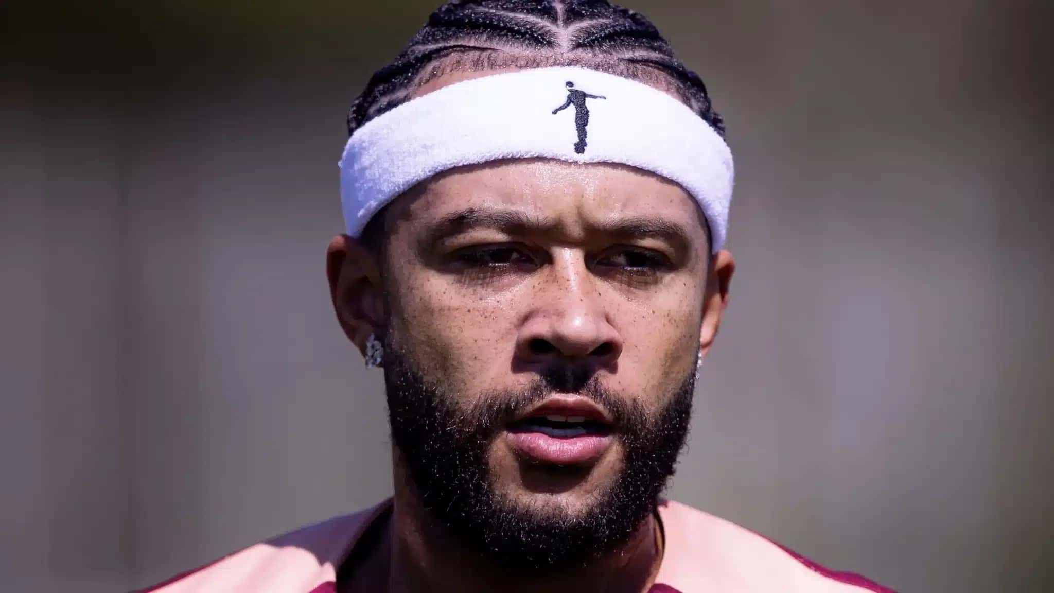 Memphis Depay é dúvida para a partida diante do Vasco