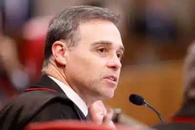 “Juízos de valor”: Mendonça mantém vídeos de Lula e do PT que atacam Flávio Bolsonaro