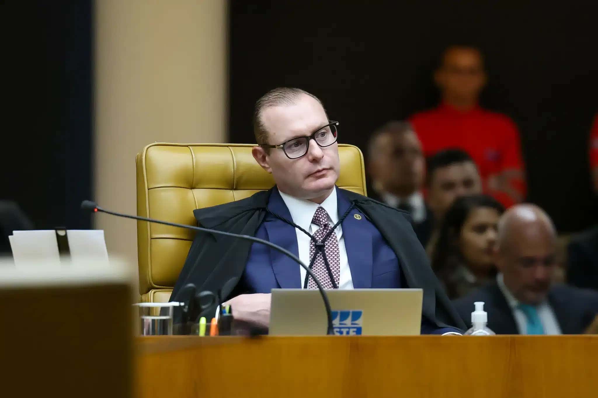 O ministro Cristiano Zanin em sessão plenária do STF.