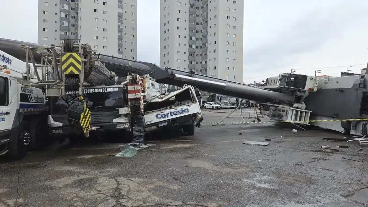 Operador de guindaste que atingiu o monotrilho ficou ferido.