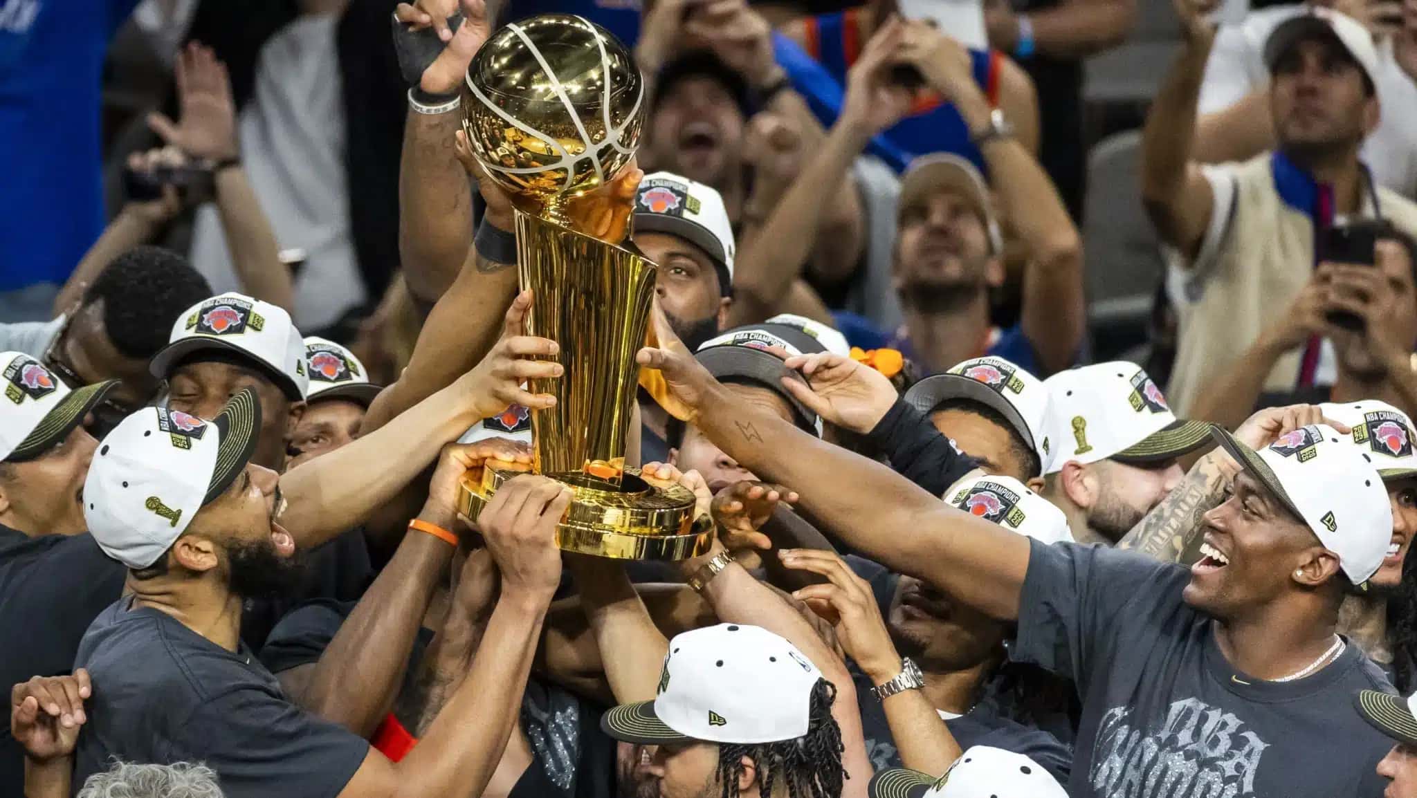 Jogadores do New York Knicks comemoram ao receber o Troféu Larry O’Brien após derrotarem o San Antonio Spurs por 94 a 90 no jogo 5 das Finais da NBA.