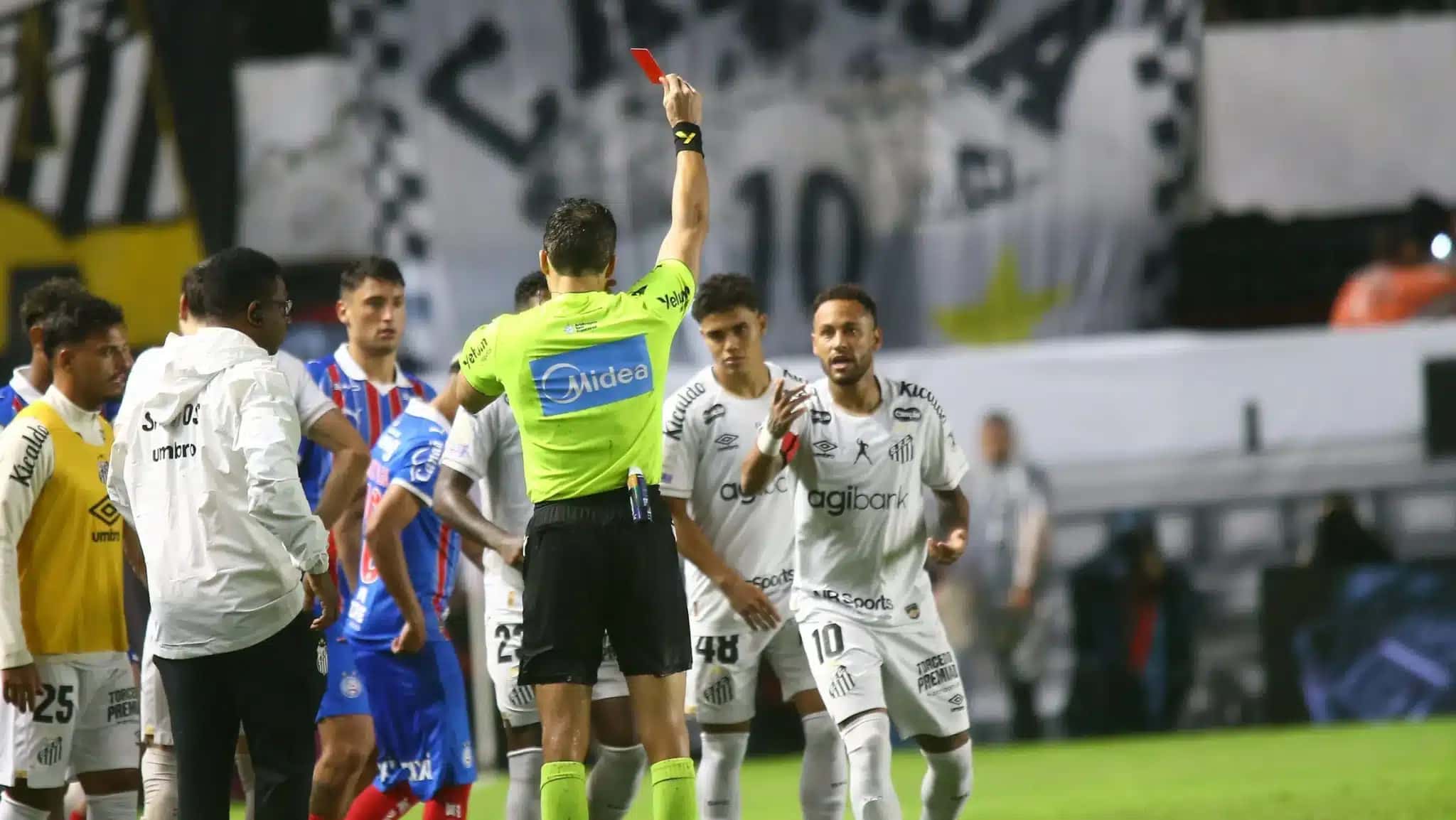 Neymar tampa a boca, é expulso por "Lei Vini Jr." e se descontrola em Santos x Bahia pelo Brasileirão