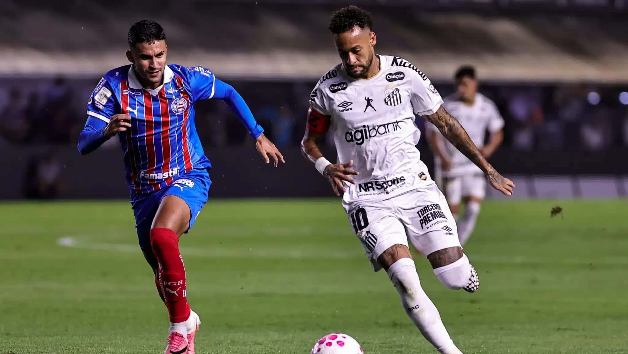 Neymar e Rodrigo Nestor em Santos x Bahia, pelo Brasileirão.