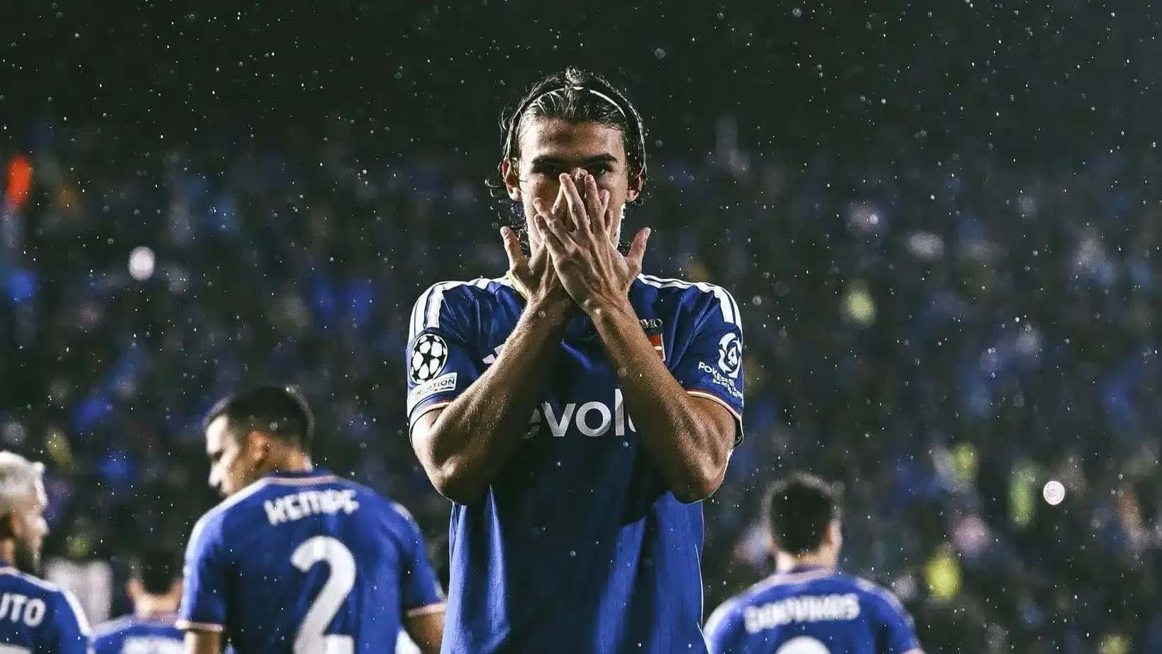 Nico Paz comandou a goleada do Como sobre o Manchester United na Champions League.