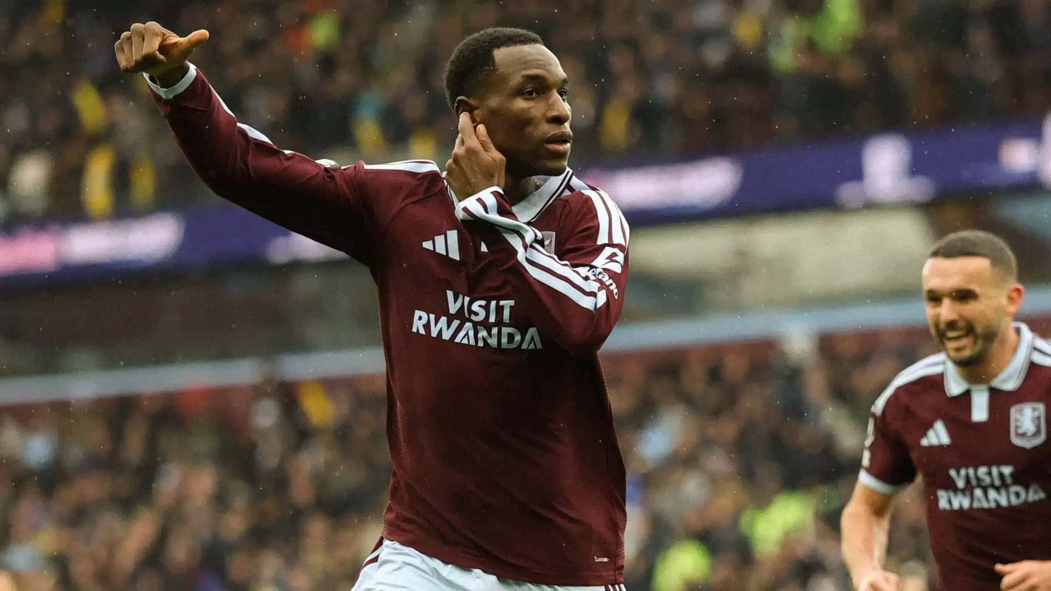 Nicolas Jackson celebra um de seus gols na vitória do Aston Villa sobre o Manchester City.