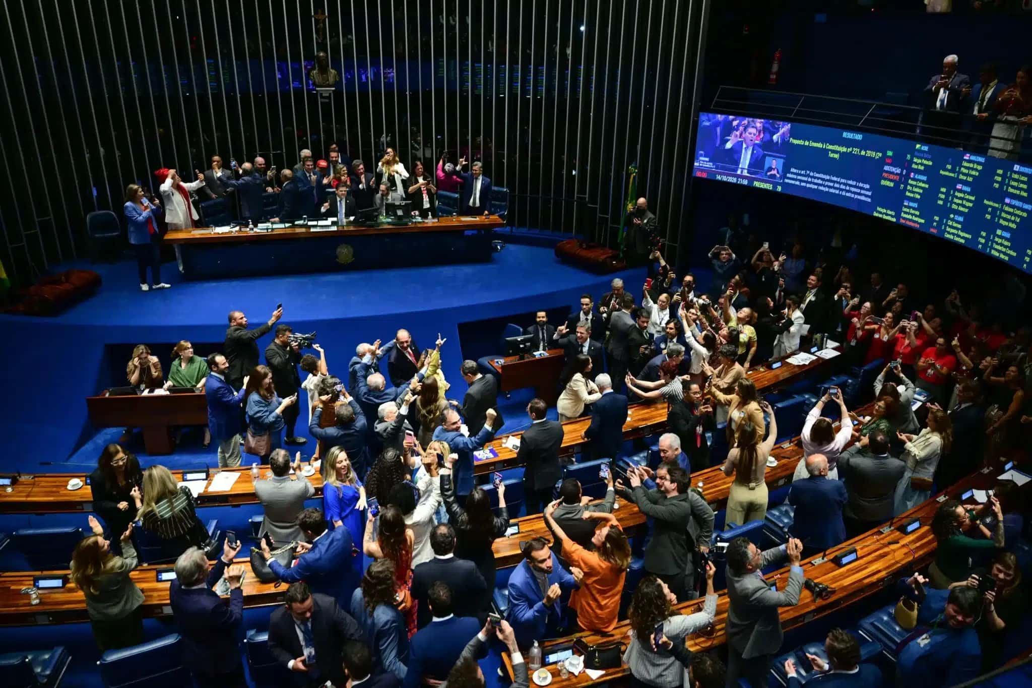 Plenário do Senado Federal durante sessão deliberativa ordinária em 14 de outubro de 2026. Na pauta, quinta e última sessão de discussão e votação, em primeiro turno, da proposta de emenda à Constituição que acaba com a escala 6×1 – seis dias de trabalho e um de repouso (PEC 221/2019).