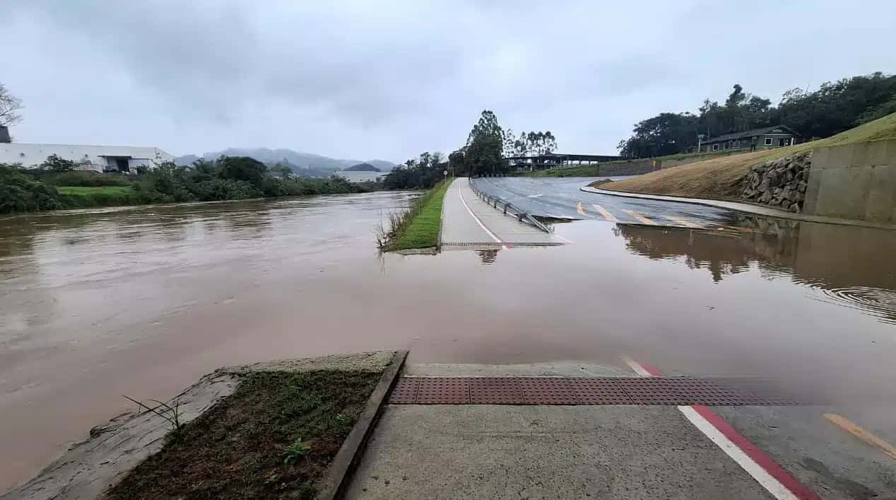 A Defesa Civil de Brusque informa que o Rio Itajaí-Mirim atingiu 3,99 metros às 11h50 desta quinta-feira (01)