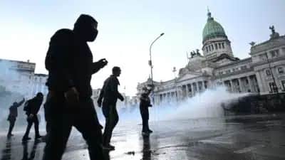 Polícia argentina usa jato d’água e gás contra manifestantes em Buenos Aires