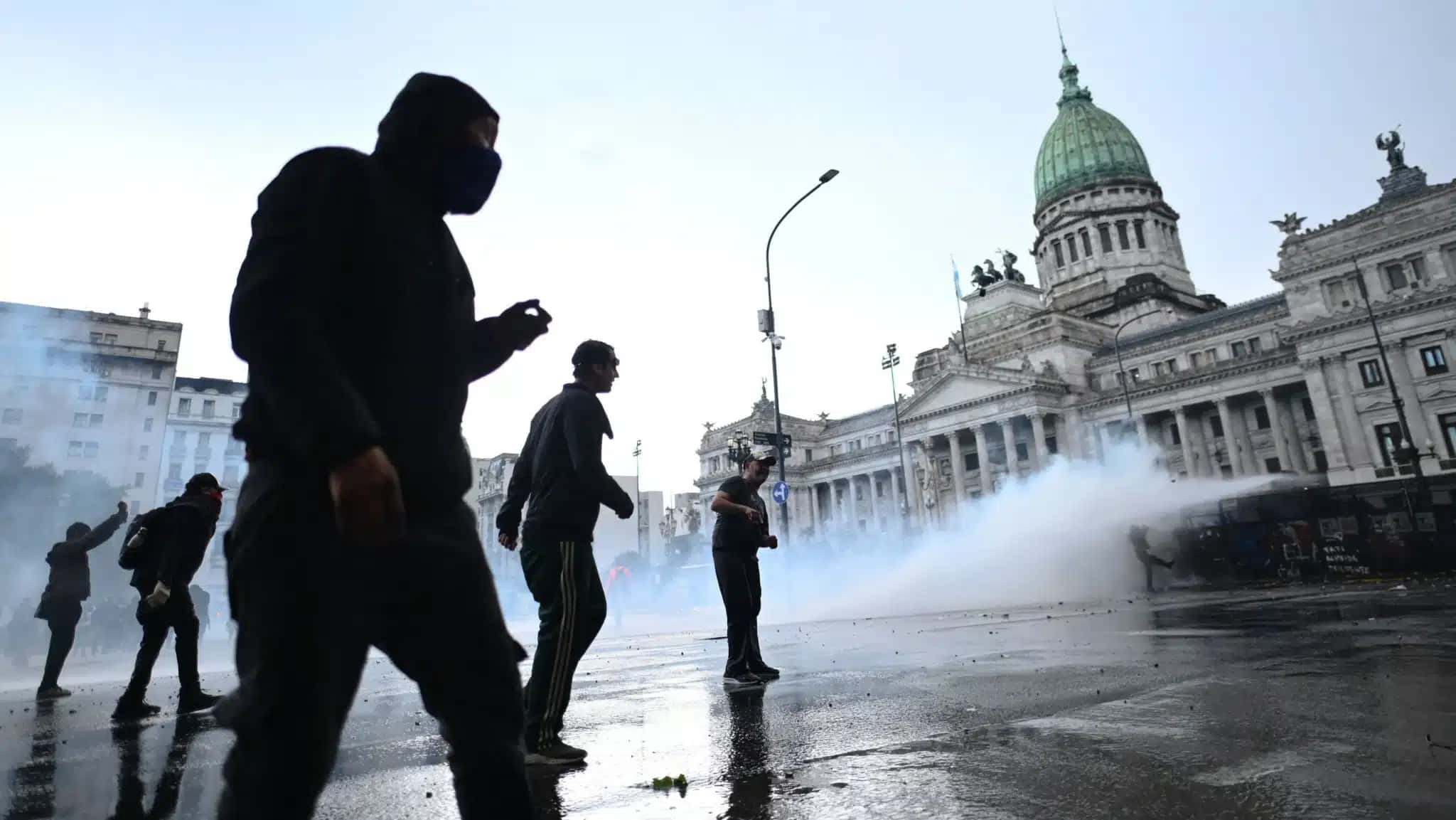 Manifestantes protestam em apoio à comunidade universitária argentina, exigindo mais recursos, renda digna para o setor e contra o governo do presidente Javier Milei, em Buenos Aires.