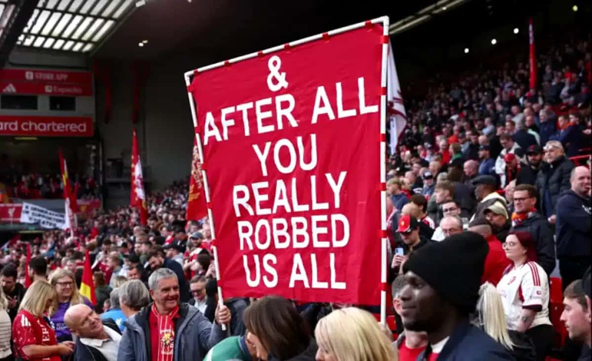 Torcida do Liverpool provovca o CIty: “E depois de tudo, vocês roubaram todos nós”