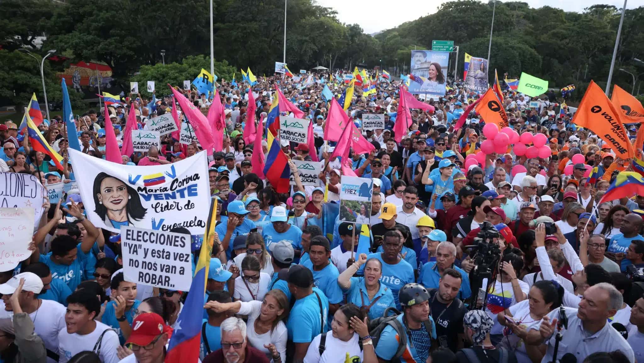 Apoiadores da oposição venezuelana participam de uma manifestação em Caracas exigindo eleições em 2027.