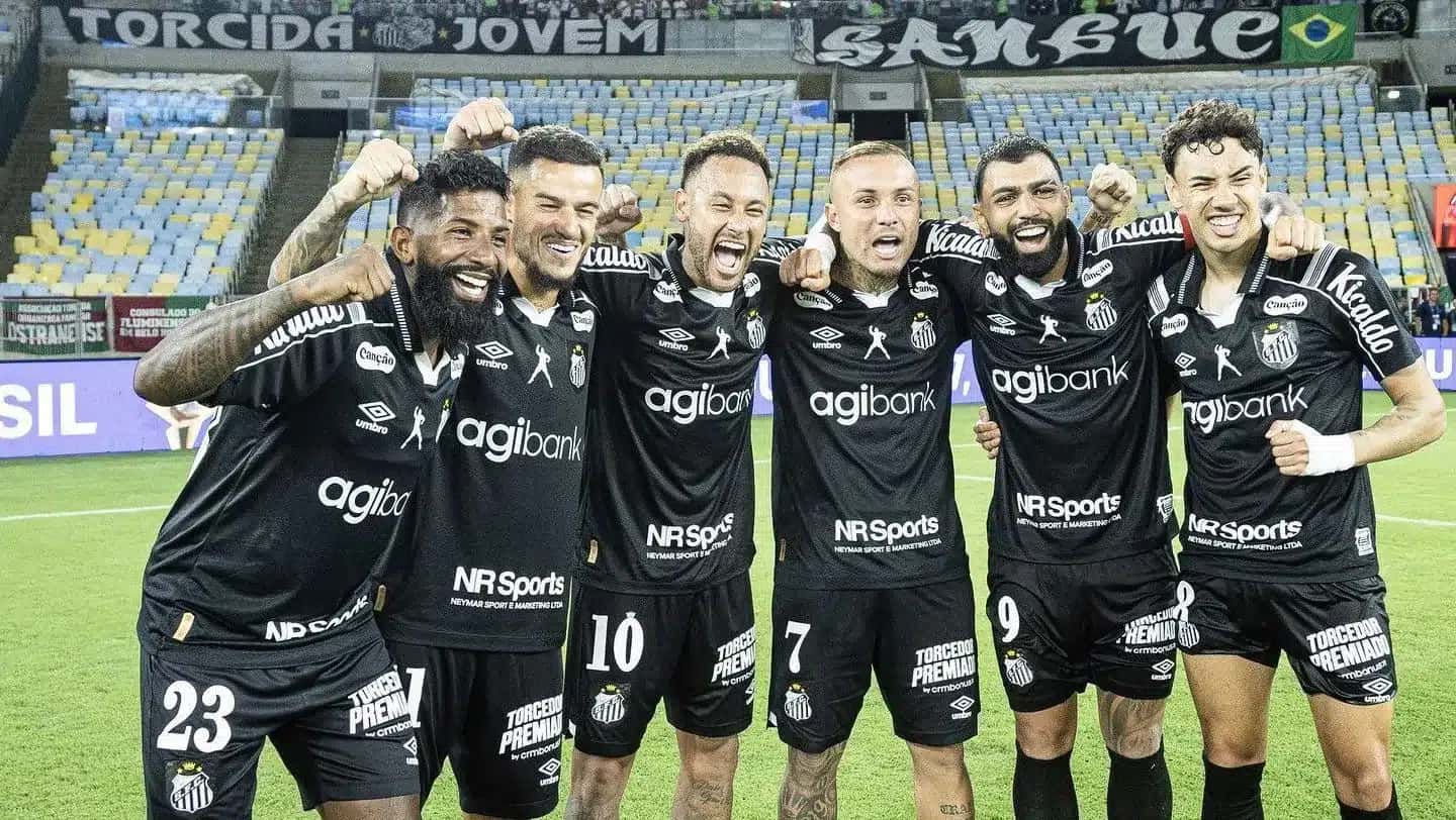 Jogadores do Santos celebram vitória sobre o Fluminense no Maracanã.