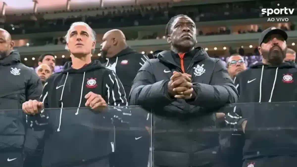 Seedorf, novo técnico do Corinthians, na arquibancada da Neo Química Arena.