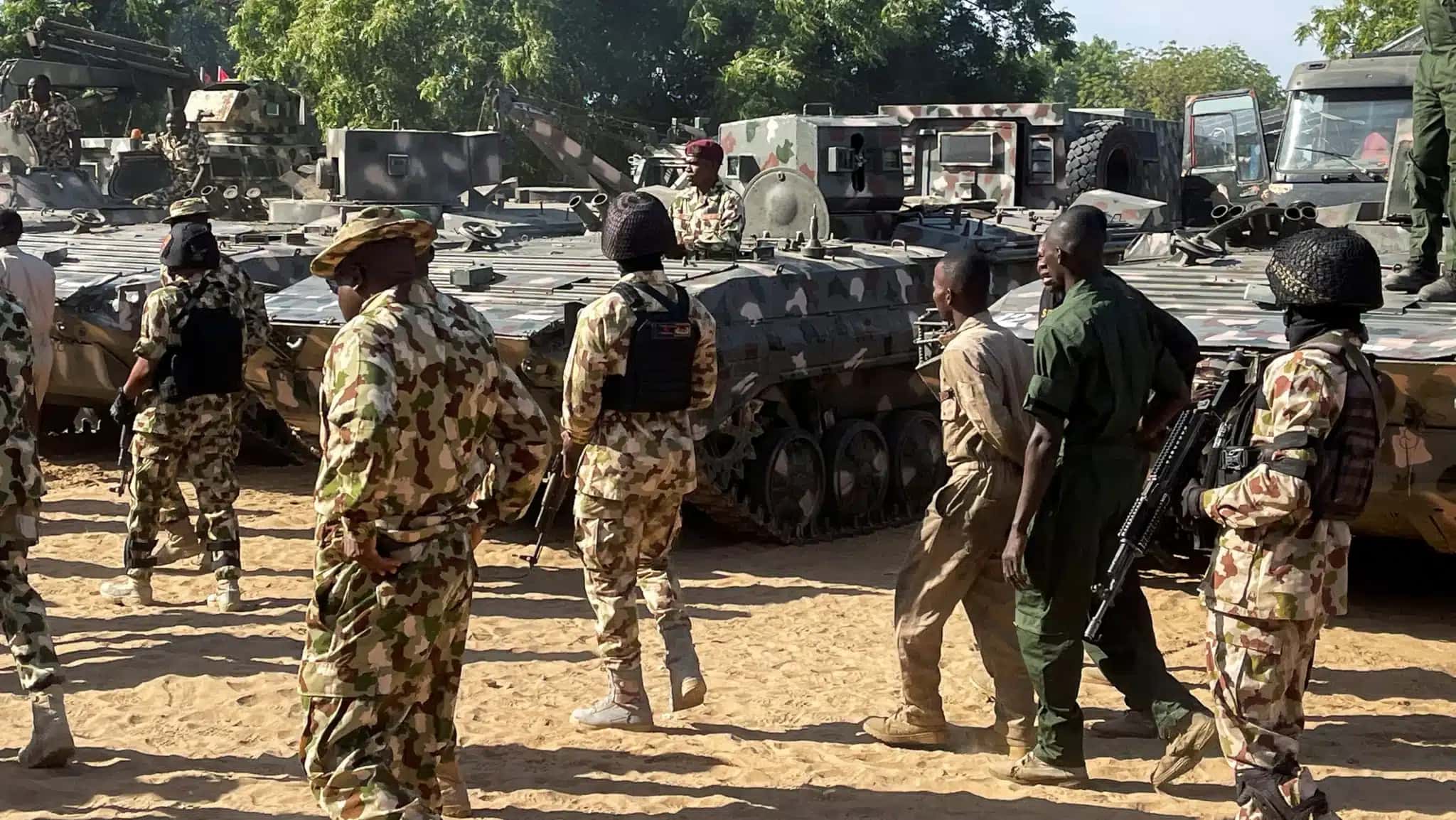 Soldados nigerianos passam por tanques militares em Maiduguri.