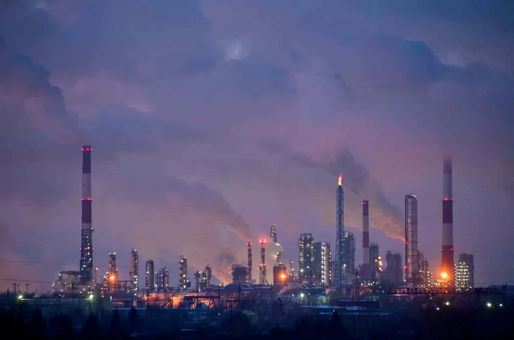 Refinaria de petróleo em Omsk, Rússia