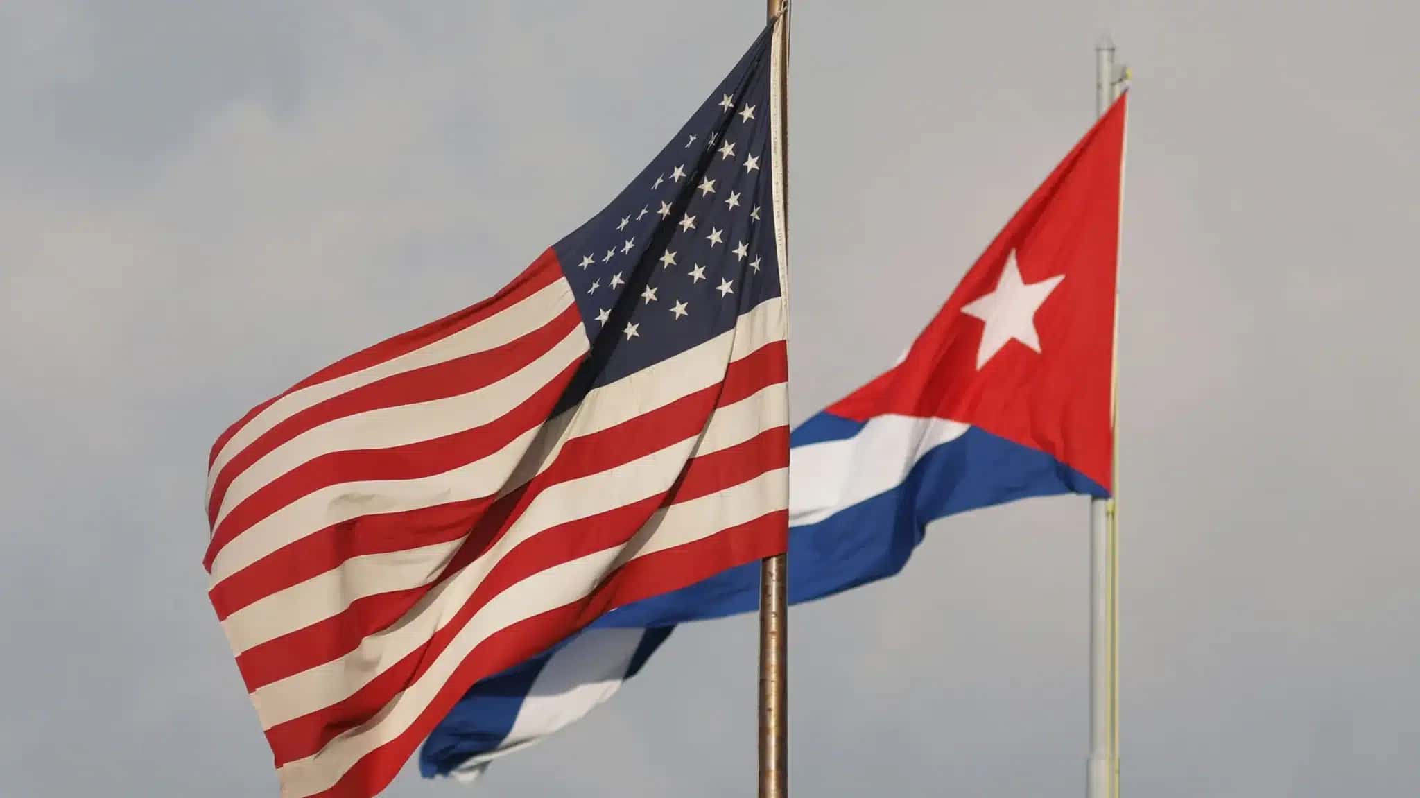 Bandeiras dos Estados Unidos e de Cuba na embaixada dos EUA em Havana.