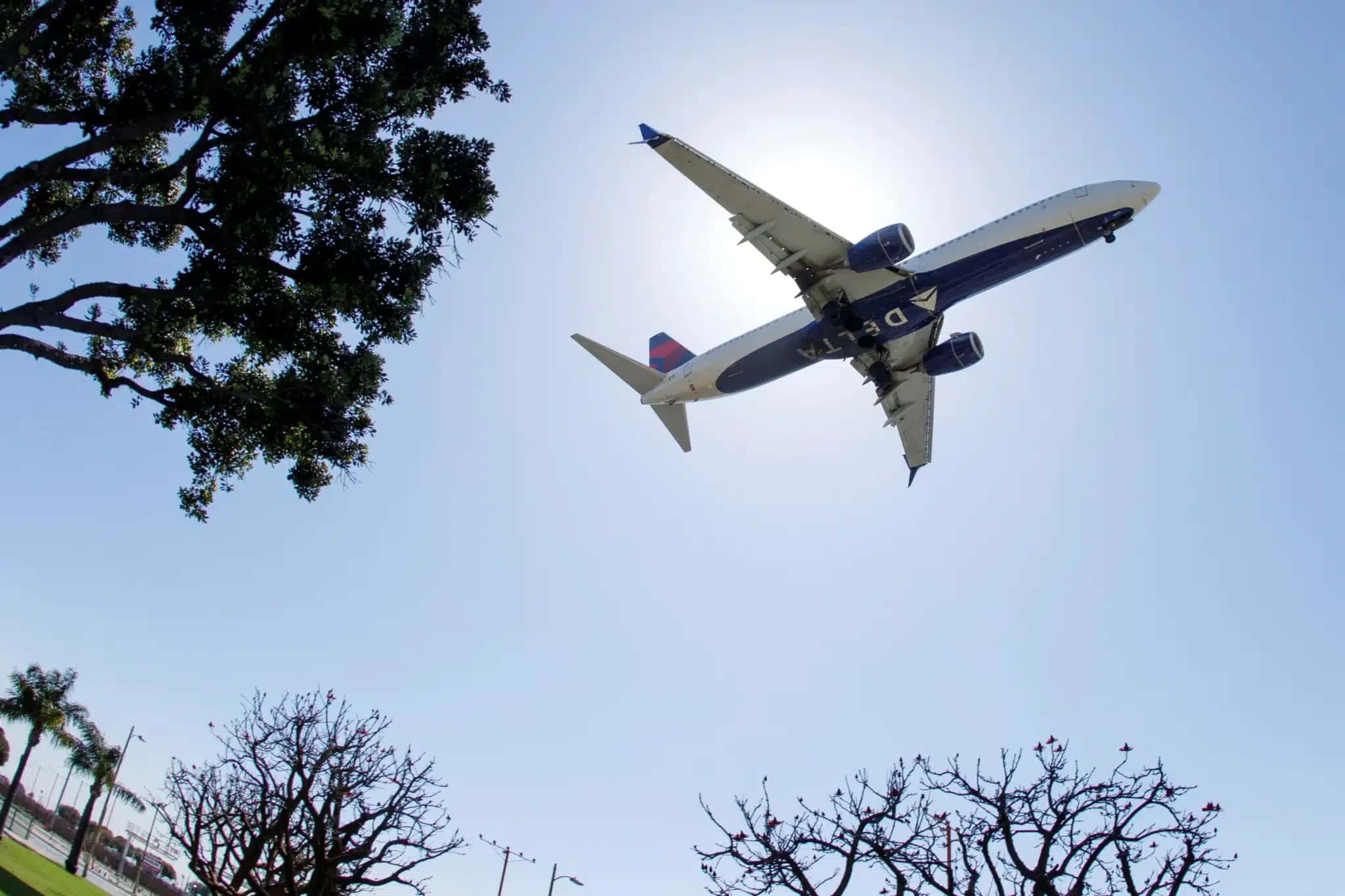 Aeronave da Delta Air Lines se aproxima para pouso no aeroporto de Los Angeles