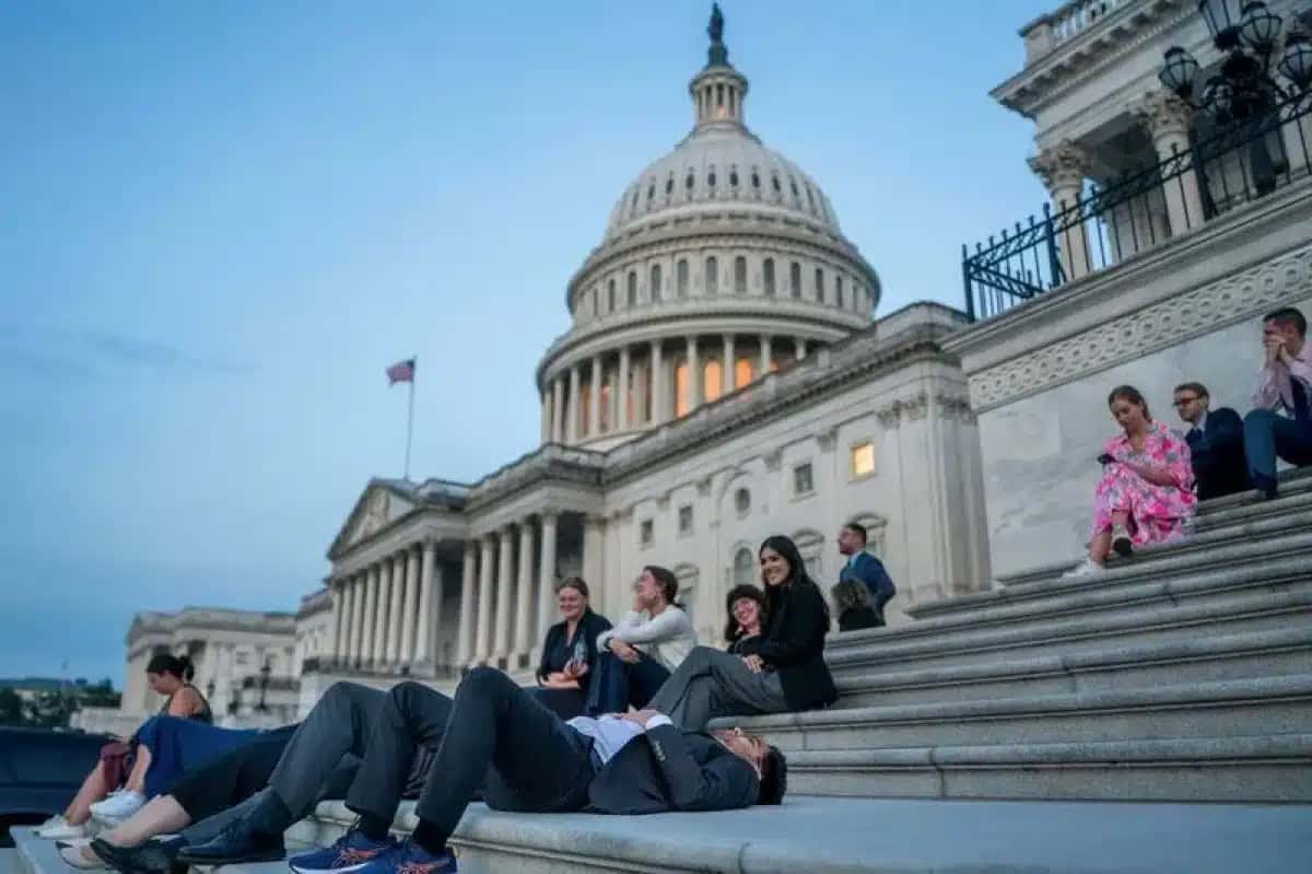 Funcionários do Senado dos EUA descansam nas escadarias do prédio do Congresso norte-americano em Washington