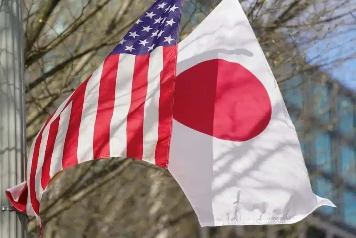 Bandeiras dos EUA e do Japão na Casa Branca, em Washington