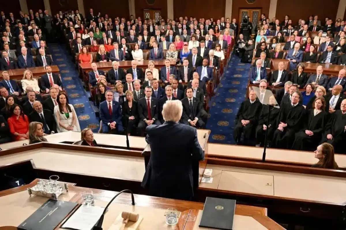 Presidente dos EUA, Donald Trump, faz discurso em sessão conjunta do Congresso no Capitólio, em Washington.