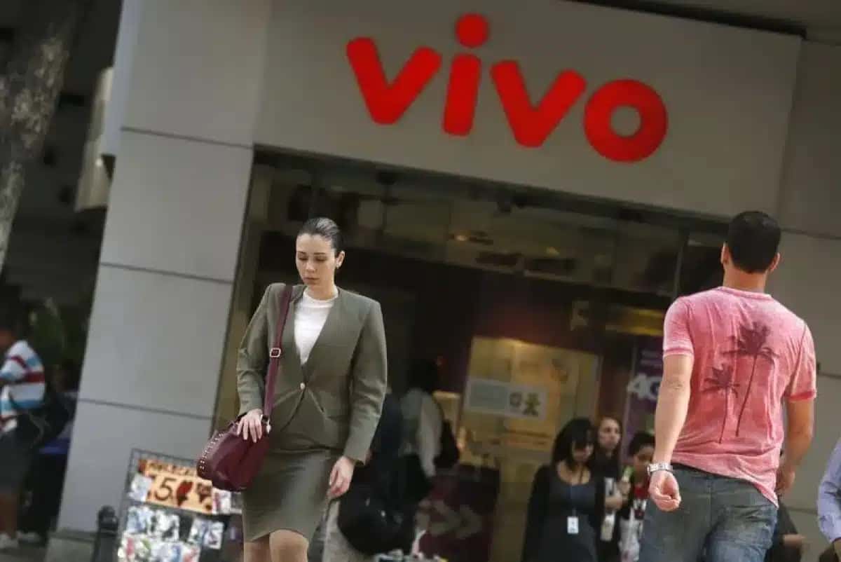 Pessoas caminham em frente a loja da Vivo na região central do Rio de Janeiro.