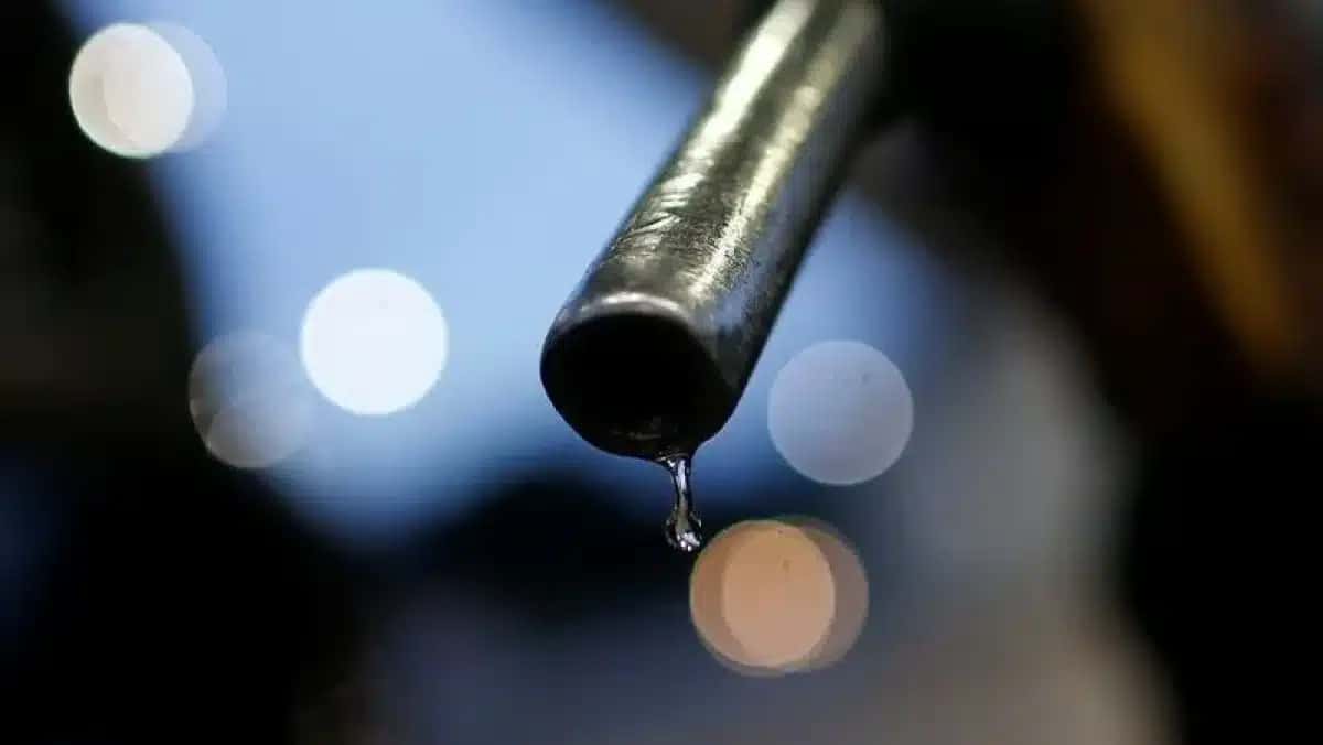 Gasolina escorre da bica de uma bomba de combustível em um posto da Petrobras, em Brasília