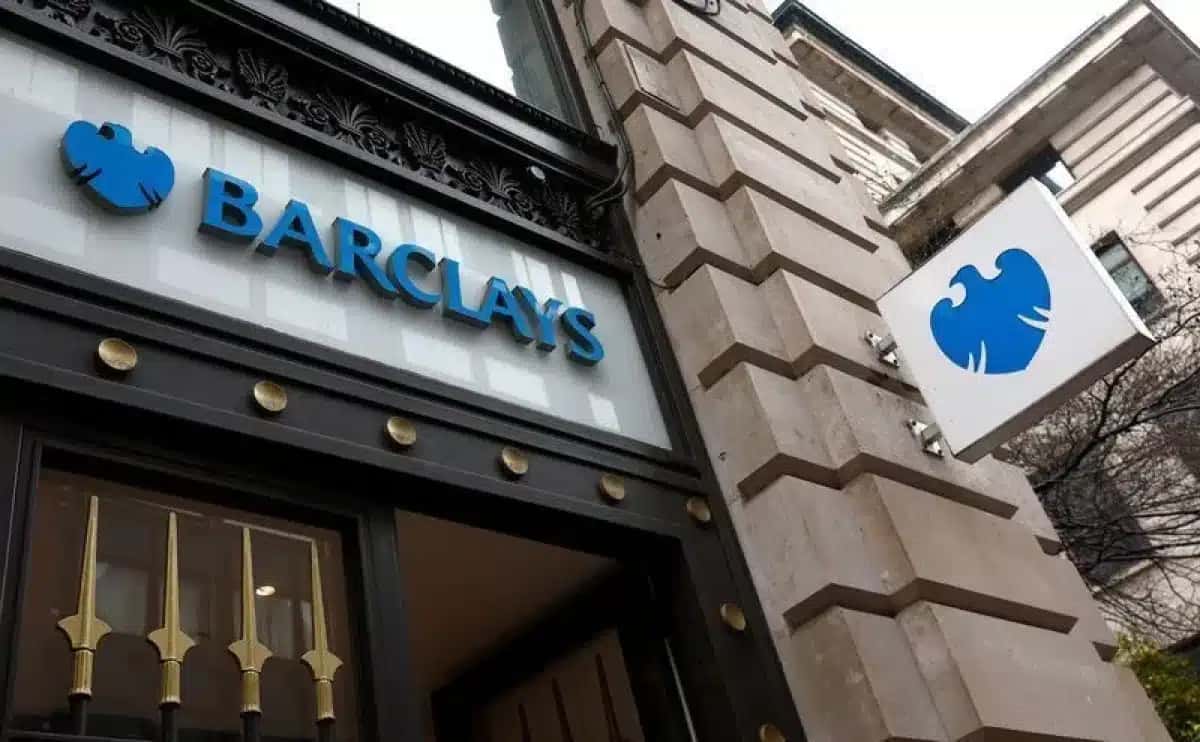 Vista da placa de uma agência do Barclays Bank em Londres.