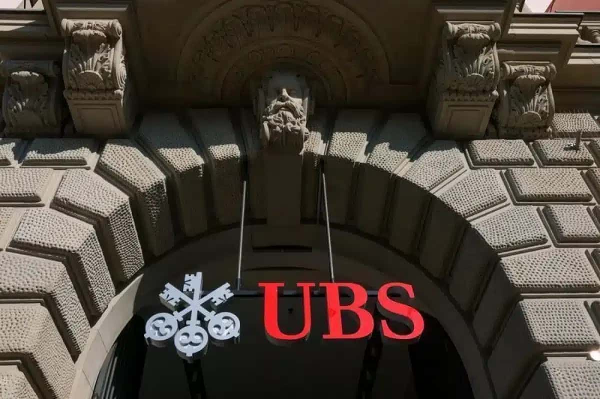 Logotipo do banco suíço UBS em prédio na Paradeplatz, em Zurique | Foto: Reuters