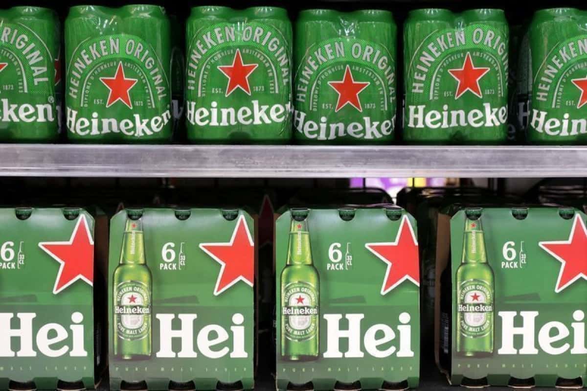 Garrafas de cerveja Heineken estão expostas em uma prateleira de um supermercado | Foto: Reuters