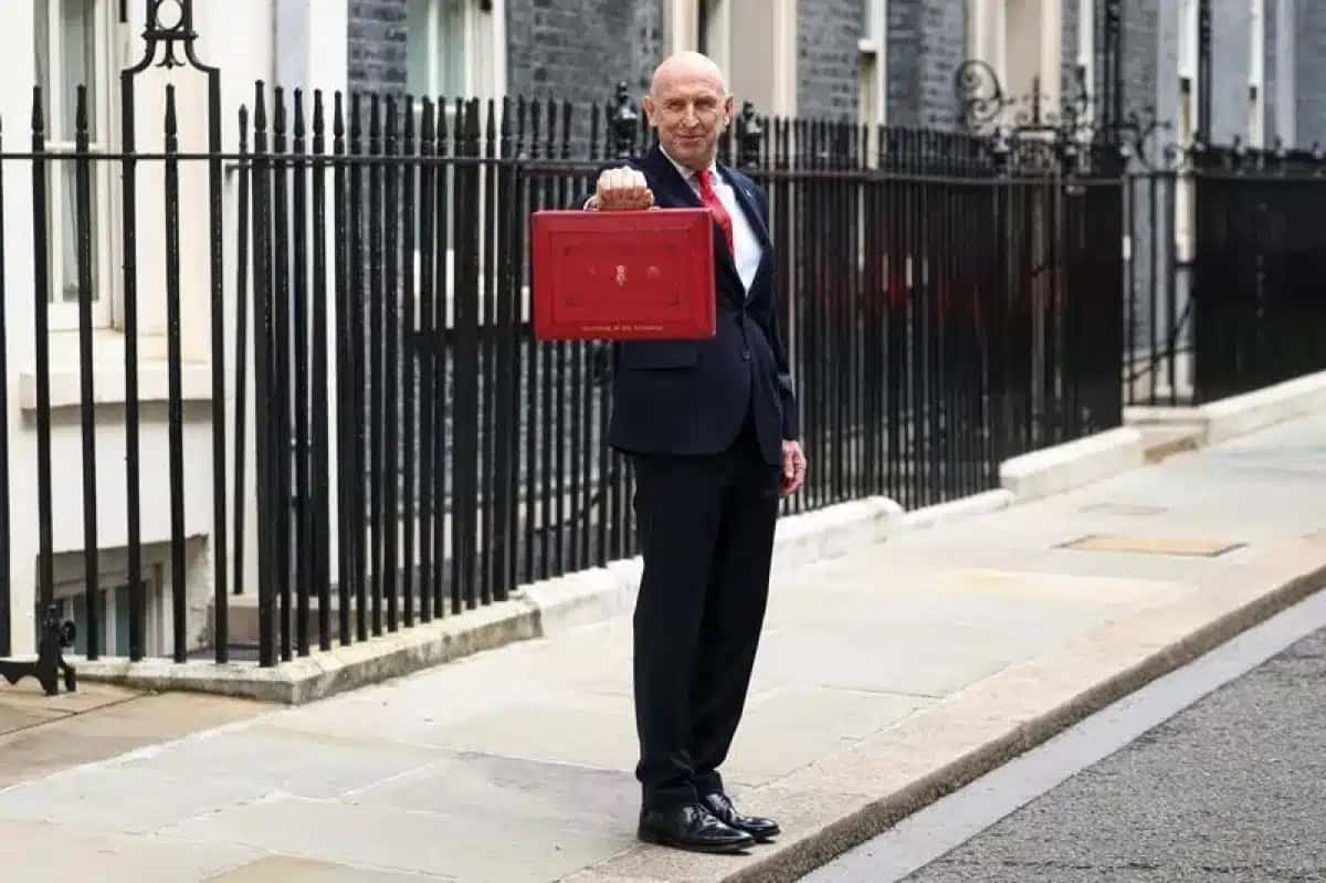 Ministro das Finanças britânico, John Healey, segura a tradicional maleta ministerial vermelha em frente ao número 11 da Downing Street, em Londres | Foto: Reuters