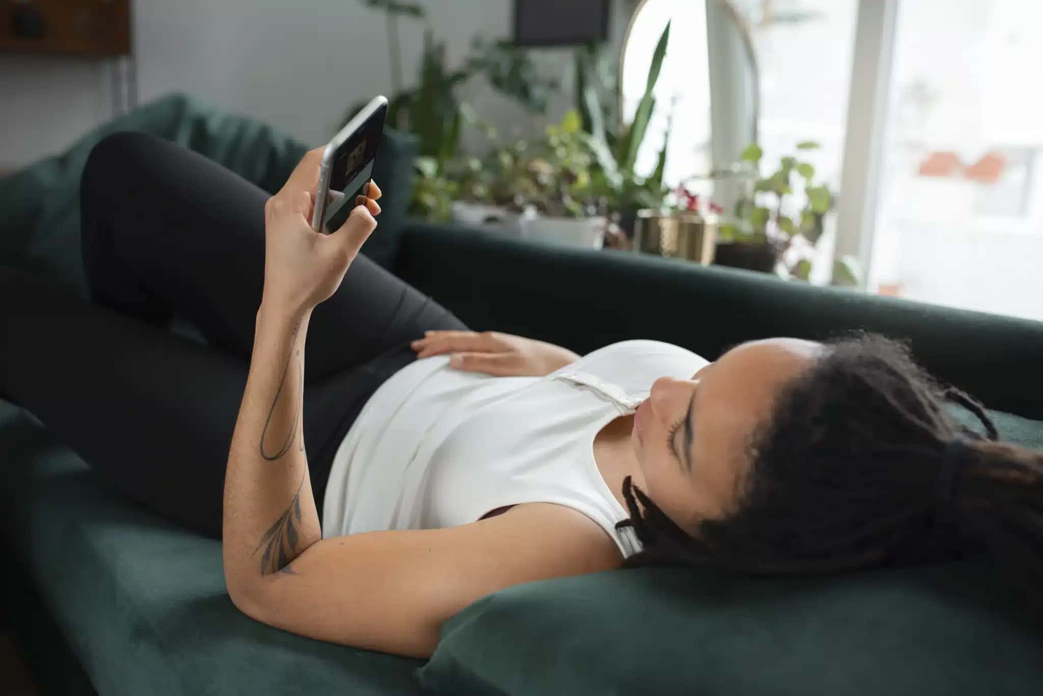 Mulher deitada no celular
