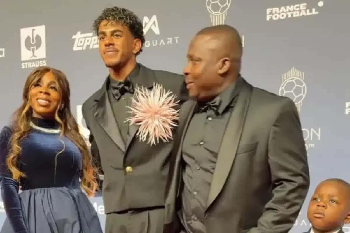 Yamal com seu broche gigante na cerimônia da Bola de Ouro