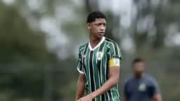 Flamengo fecha contrato com zagueiro Paulo César, de 17 anos, por R$ 2 milhões