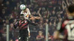 Athletico-PR e Bragantino empatam em 1 a 1 em jogo emocionante pelo Brasileirão