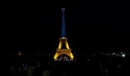 Torre Eiffel é iluminada em azul e amarelo para celebrar 35 anos da independência da Ucrânia