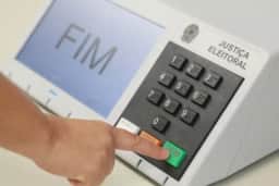 Justiça Eleitoral proíbe uso do sobrenome “Bolsonaro” por candidatos sem parentesco em 2026