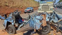 Caminhão colide com carro parado e quatro pessoas ficam feridas na Rodovia Faria Lima em SP