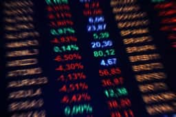 Dólar cai após fechamento de postos de trabalho nos EUA surpreender economistas