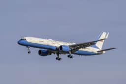 Trump utiliza C-32A em operação secreta após ameaça do Irã durante cúpula da Otan