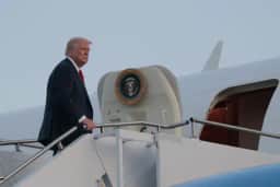 Trump utiliza caminhão de catering para trocar de avião após ameaça do Irã durante voo militar