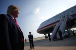 Ameaça de míssil portátil teria levado autoridades a planejar saída secreta de Trump da Turquia