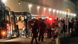 Torcida organizada do Botafogo protesta no aeroporto e cobra comprometimento dos jogadores