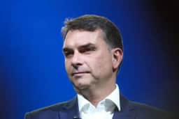 Flávio Bolsonaro propõe acelerar licenciamento e facilitar crédito para minerais críticos