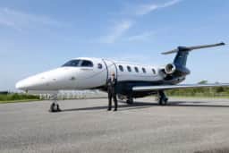 Embraer certifica Phenom 300EV com sistema de aterrissagem automatizada para emergências