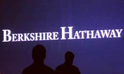 Berkshire Hathaway mantém forte exposição ao petróleo e alerta sobre riscos de guerras em 2026