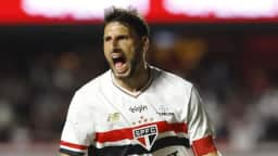 São Paulo renova contrato de Jonathan Calleri até 2028; atacante celebra com torcedores