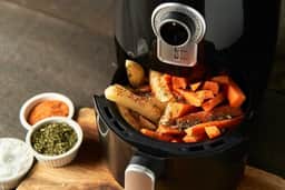 Proibido na air fryer: quais alimentos e materiais evitar para não causar acidentes